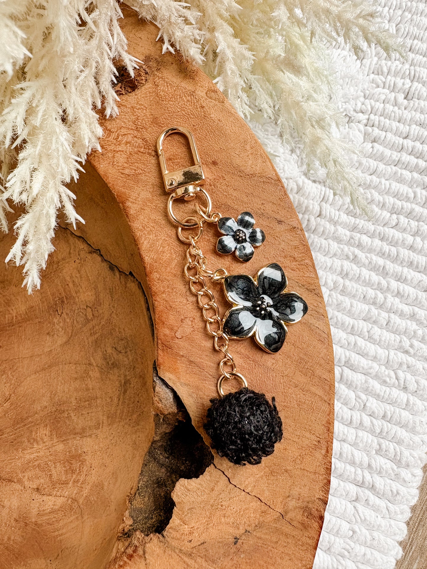 Hangertje Hawaiibloem & pompon (7 kleuren)