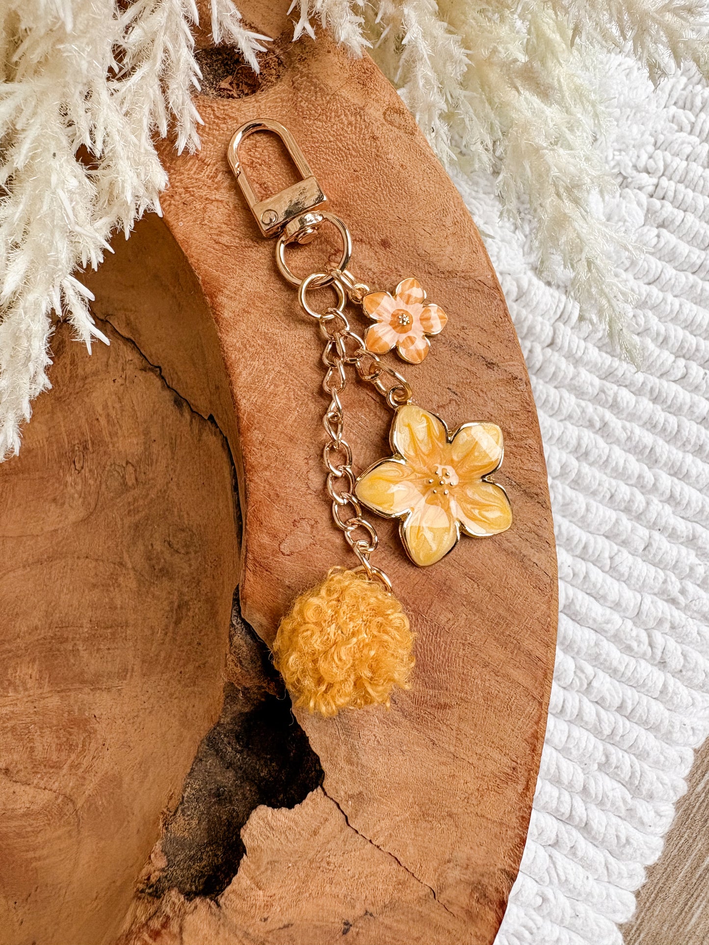 Hangertje Hawaiibloem & pompon (7 kleuren)