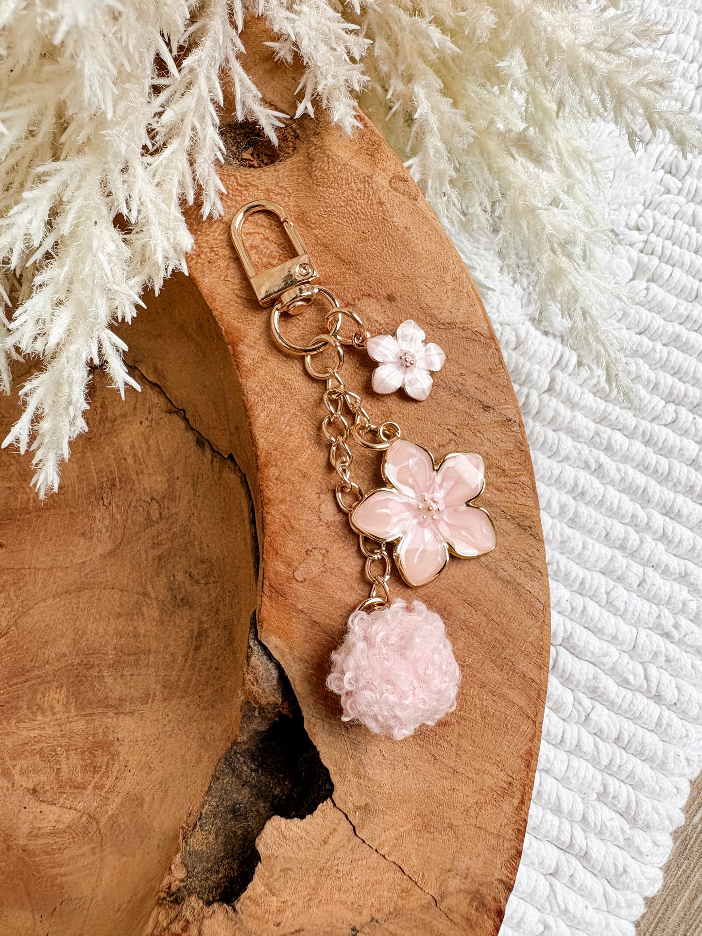 Hangertje Hawaiibloem & pompon (7 kleuren)