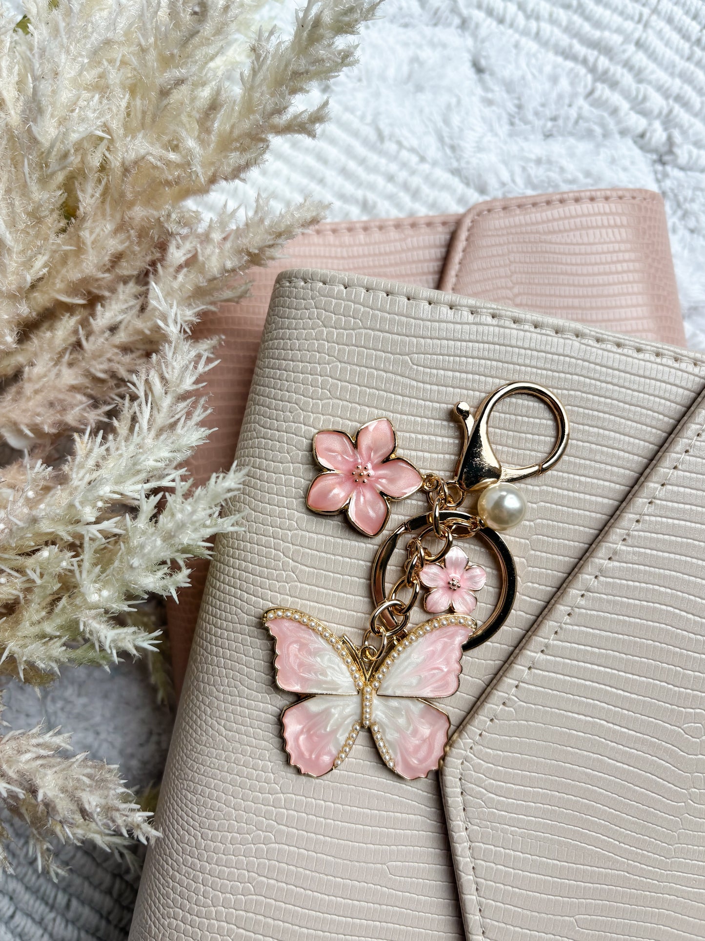 Hangertje Lichtroze Vlinder & Hawaiibloemen