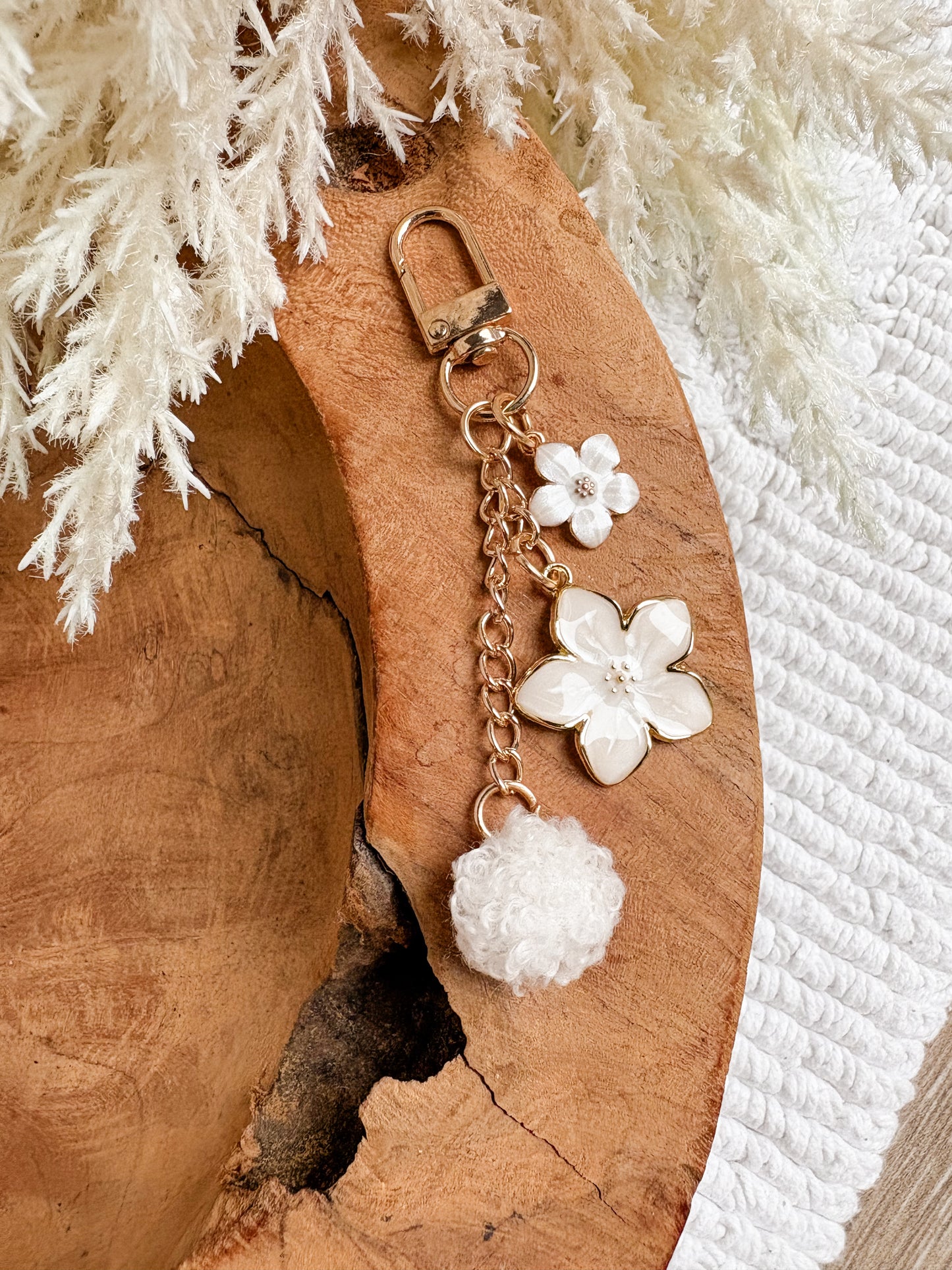 Hangertje Hawaiibloem & pompon (7 kleuren)