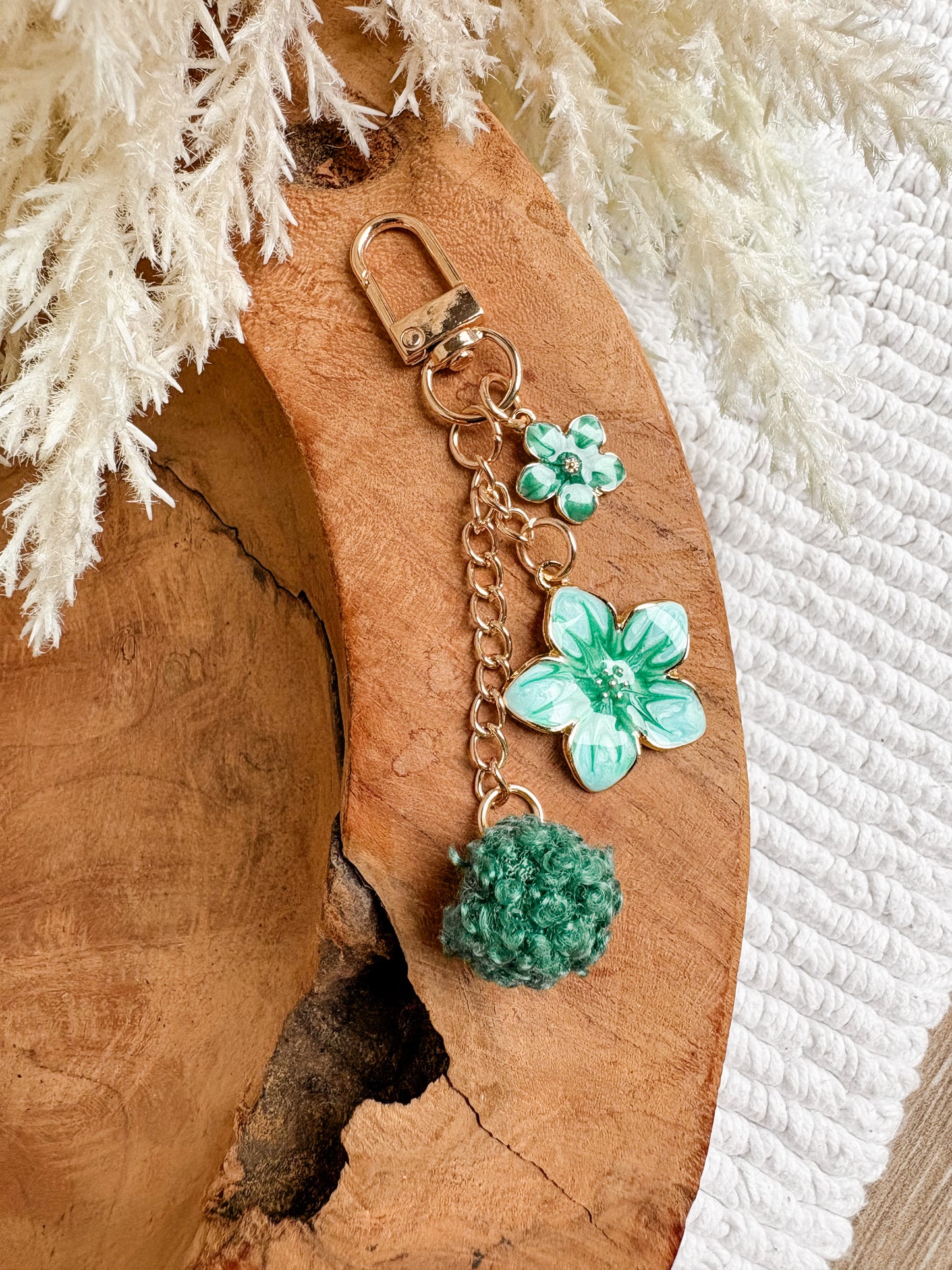 Hangertje Hawaiibloem & pompon (7 kleuren)